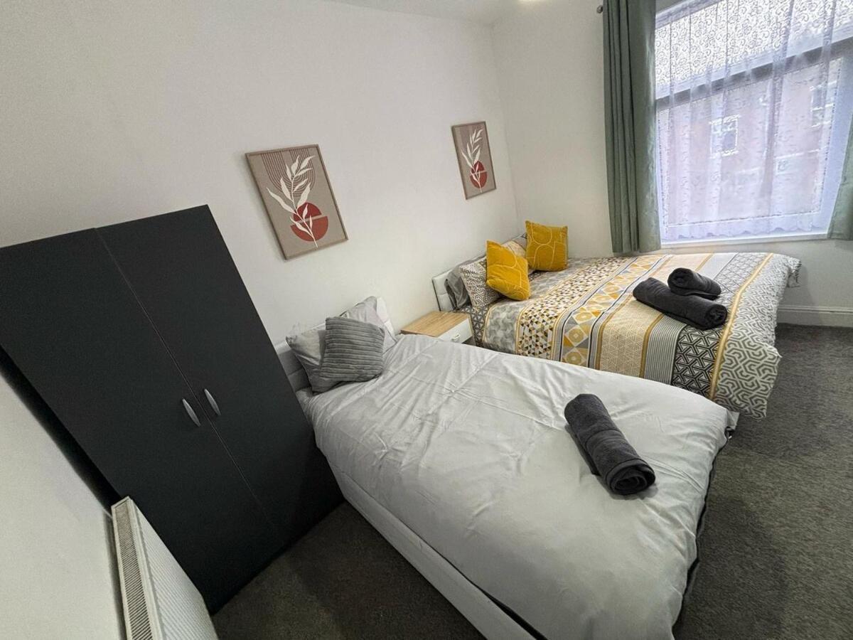 Urban Retreat With Charming 2-bedroom House Ocated In The Heart Of * Coventry