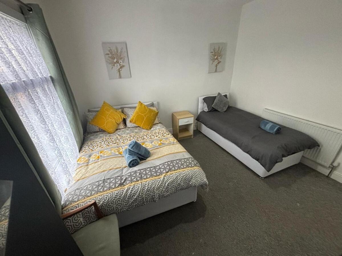 Villa Urban Retreat With Charming 2-bedroom House Ocated In The Heart Of *