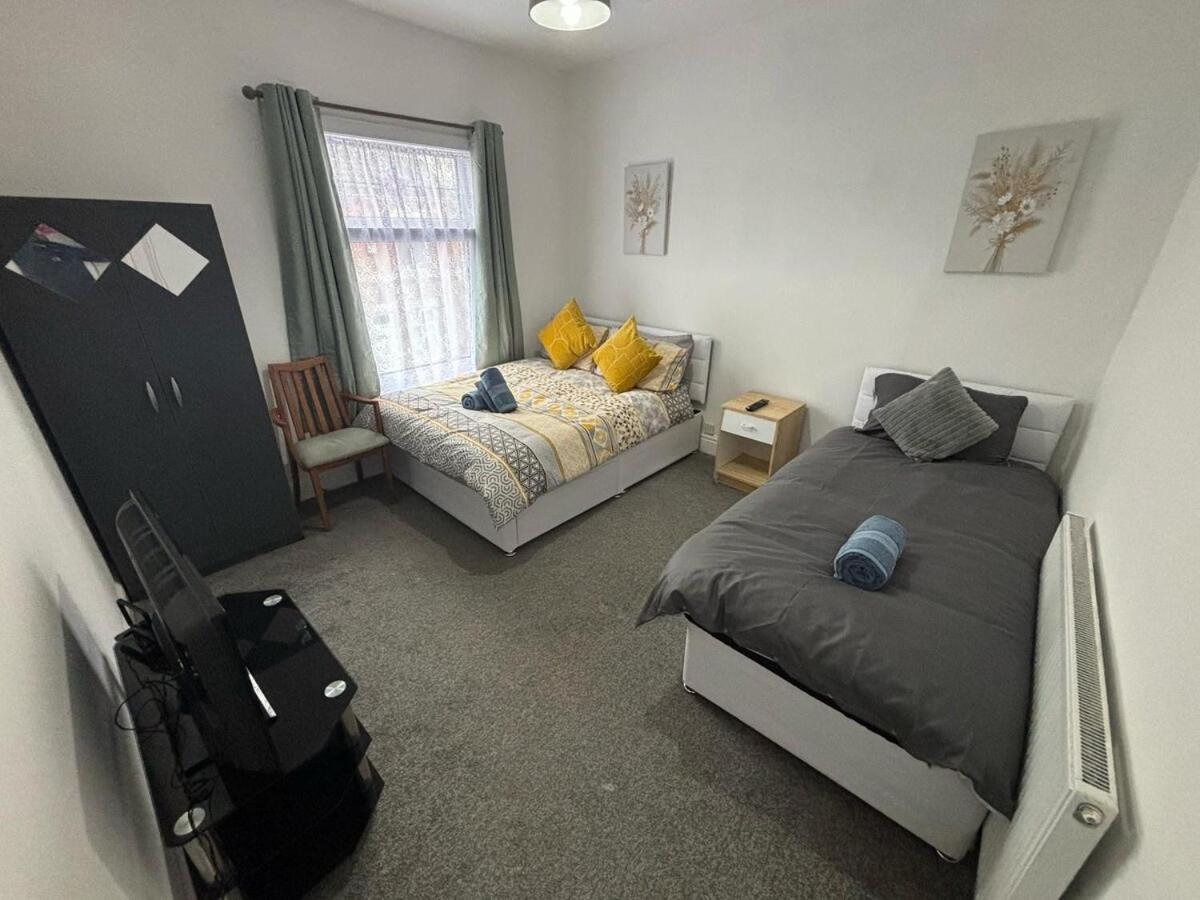 Urban Retreat With Charming 2-bedroom House Ocated In The Heart Of