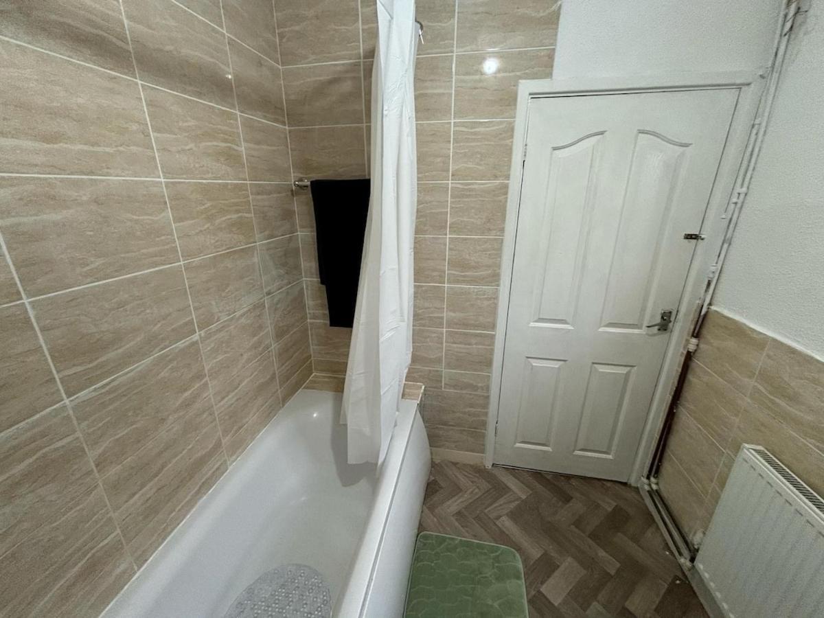 Villa Urban Retreat With Charming 2-bedroom House Ocated In The Heart Of *