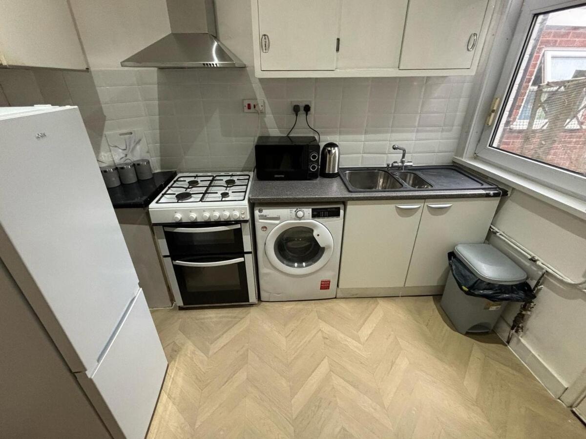 Urban Retreat With Charming 2-bedroom House Ocated In The Heart Of * Coventry