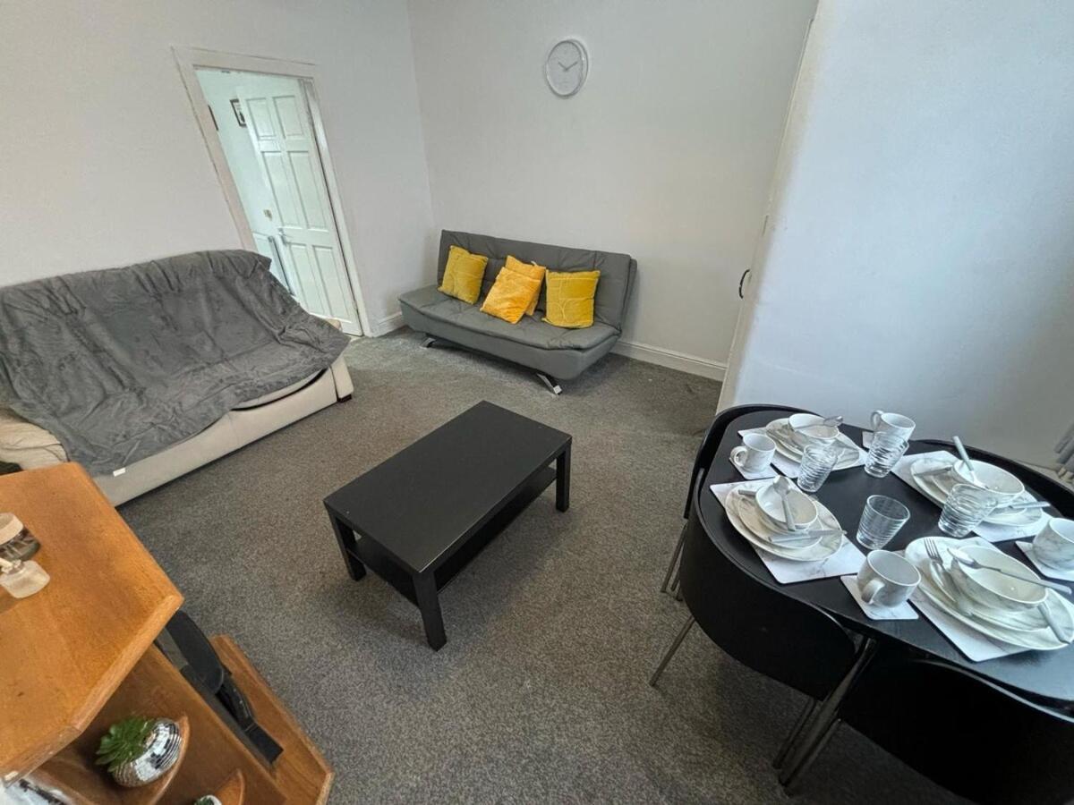 Villa Urban Retreat With Charming 2-bedroom House Ocated In The Heart Of
