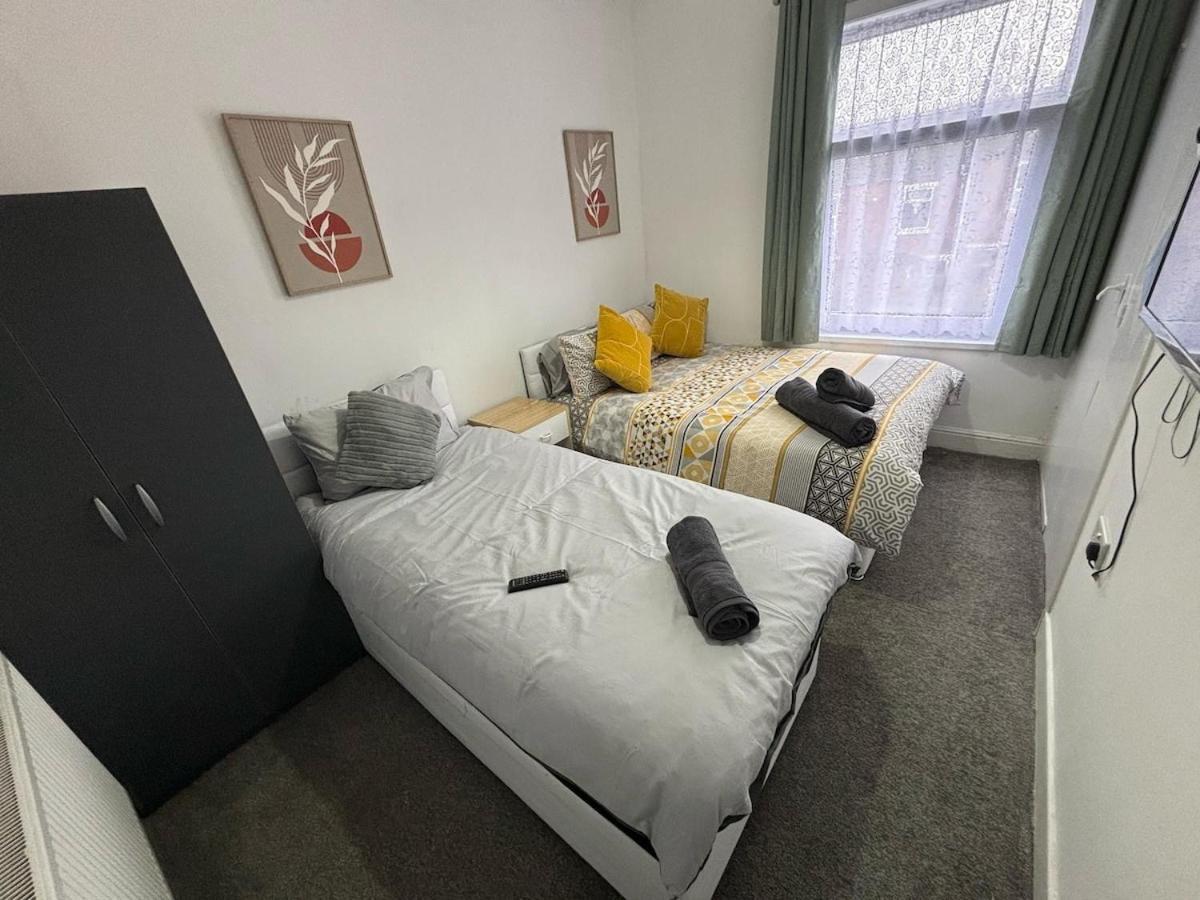 Urban Retreat With Charming 2-bedroom House Ocated In The Heart Of *