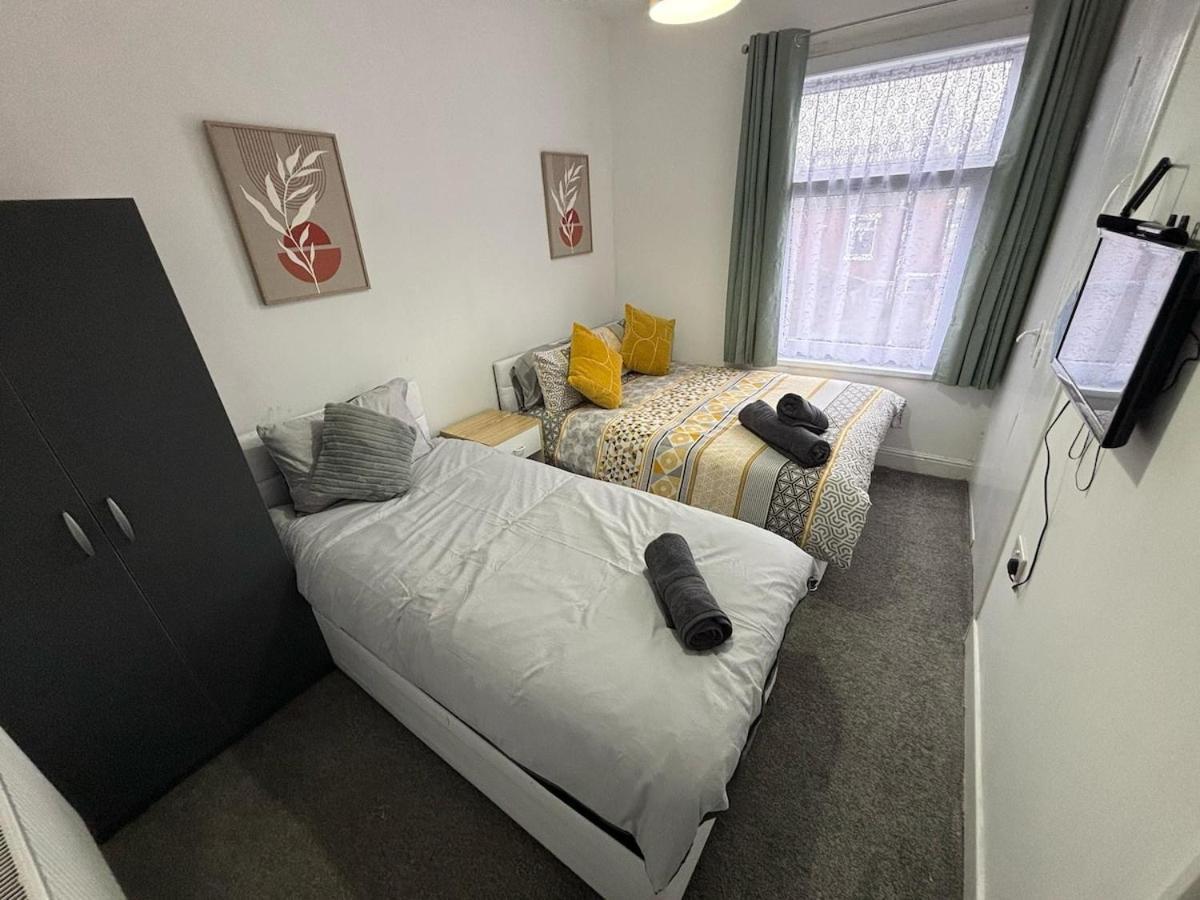 Urban Retreat With Charming 2-bedroom House Ocated In The Heart Of * Coventry