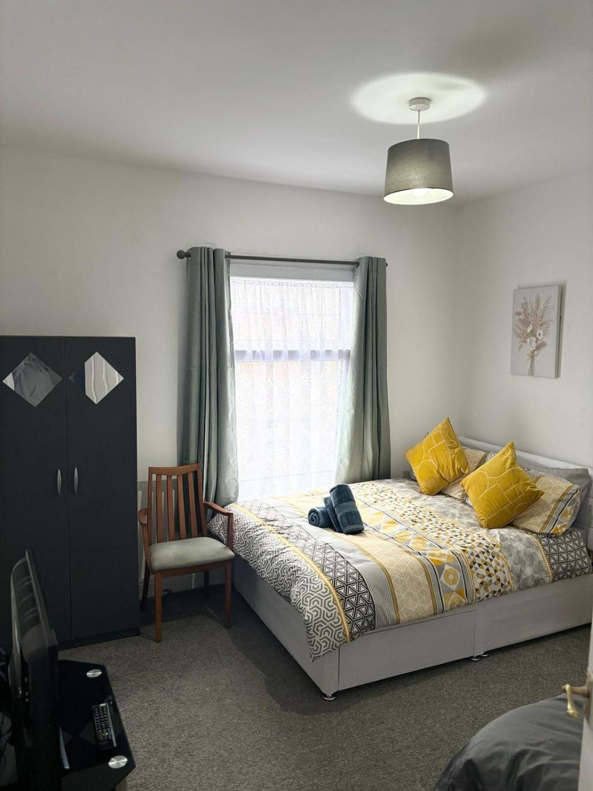 Urban Retreat With Charming 2-bedroom House Ocated In The Heart Of