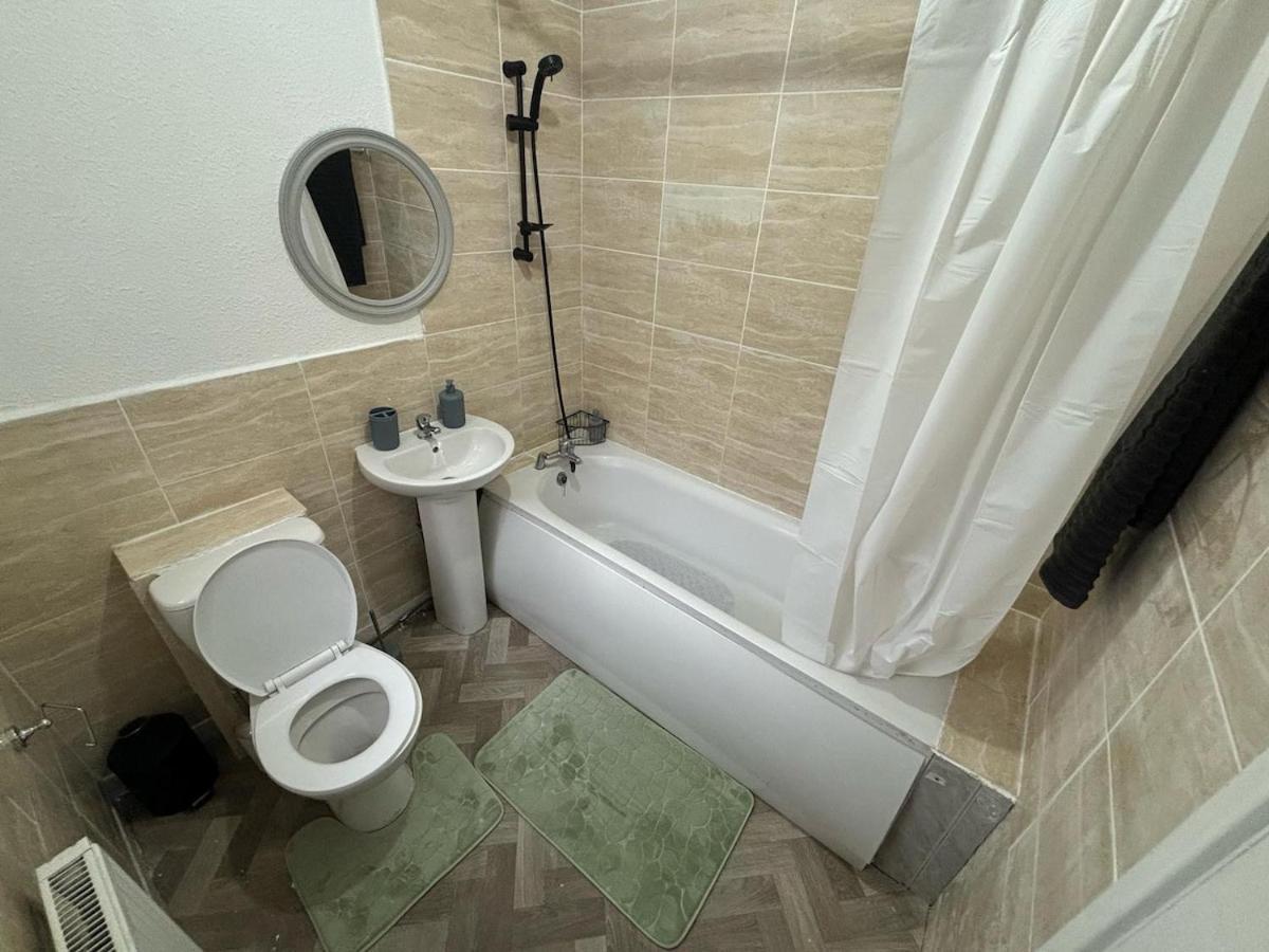Urban Retreat With Charming 2-bedroom House Ocated In The Heart Of Villa *