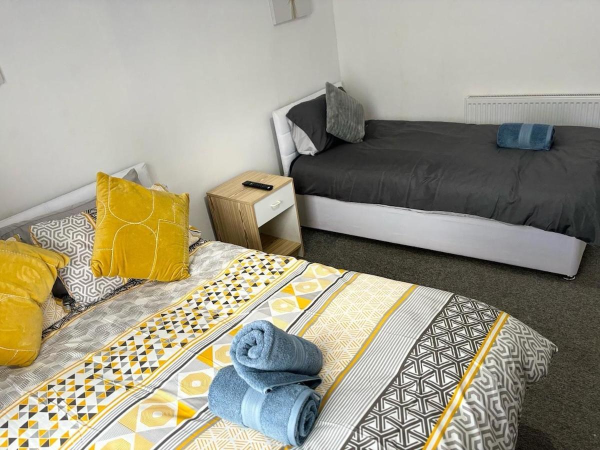 Urban Retreat With Charming 2-bedroom House Ocated In The Heart Of