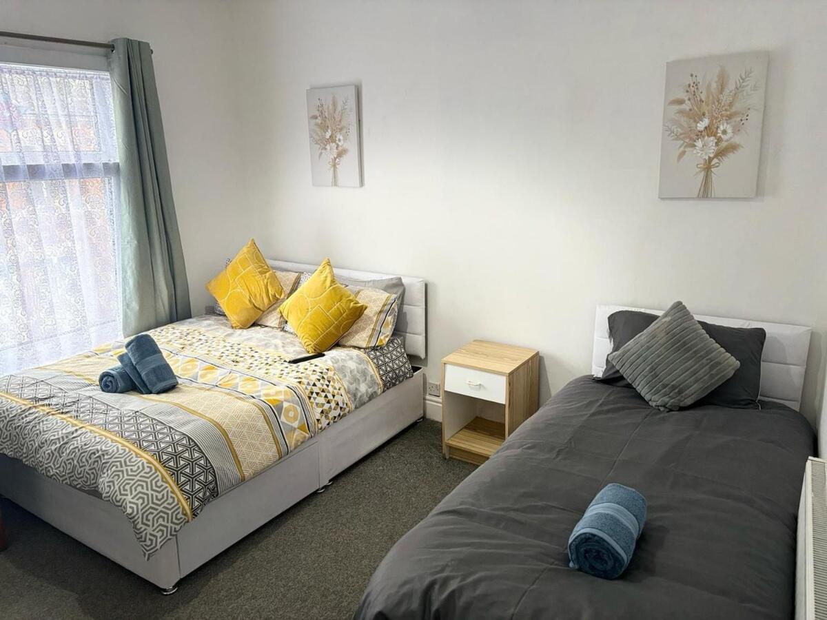 Urban Retreat With Charming 2-bedroom House Ocated In The Heart Of * Coventry