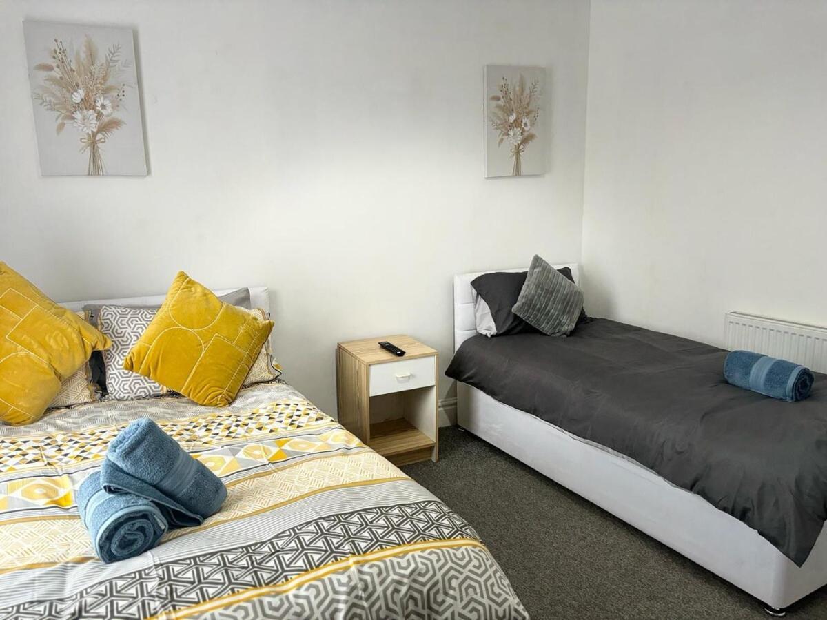 Urban Retreat With Charming 2-bedroom House Ocated In The Heart Of