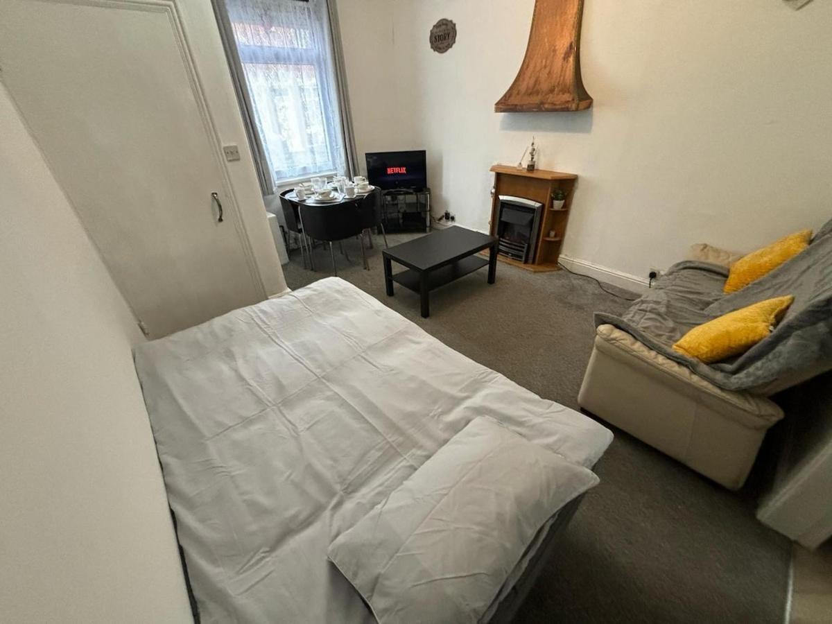 Urban Retreat With Charming 2-bedroom House Ocated In The Heart Of * Coventry